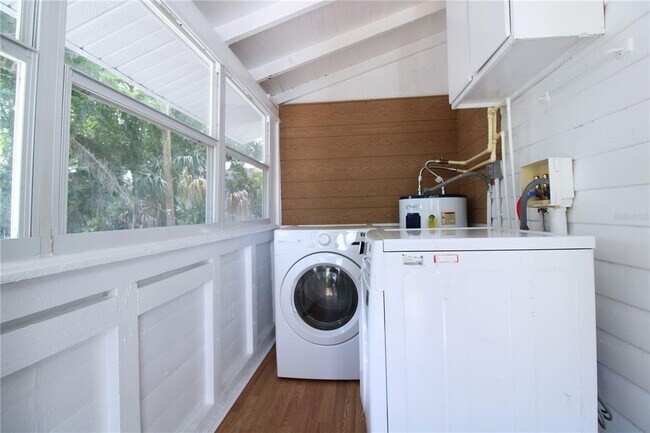 Building Photo - 725 Putnam Ave