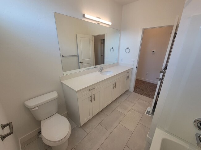Building Photo - GORGEOUS Spacious Town Home