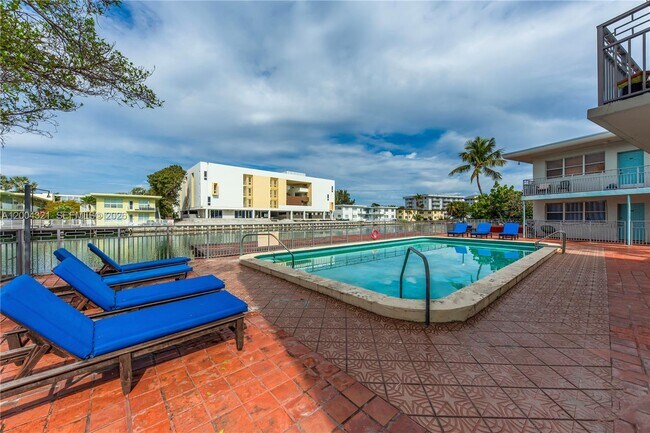 Building Photo - 1255 Marseille Dr