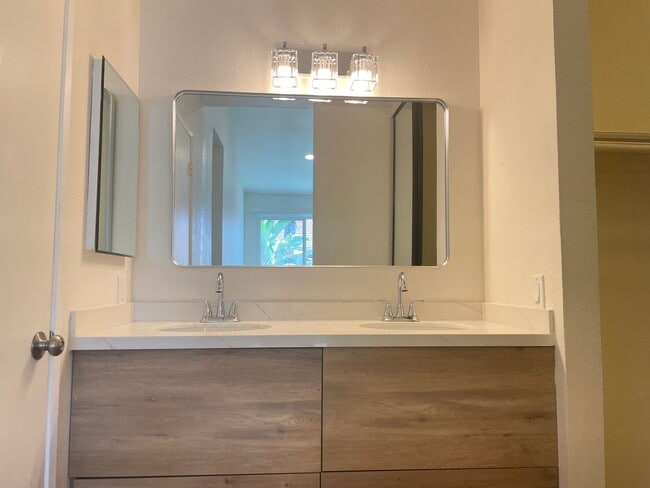 Building Photo - Stylish 3-Bedroom Retreat in the Highly De...