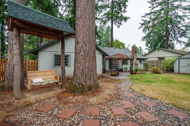 Building Photo - 3 Bedroom 2 Bath Single Level with Fence B...