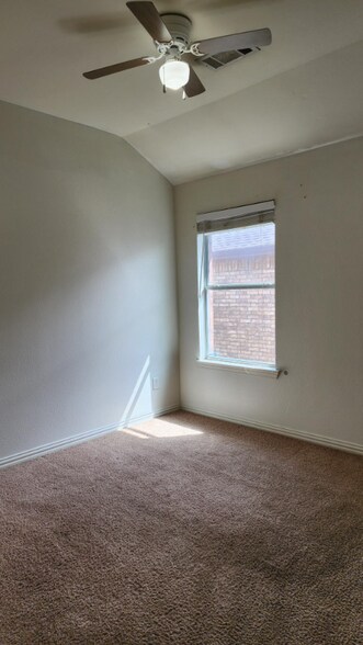 Building Photo - 515 Creekside Dr