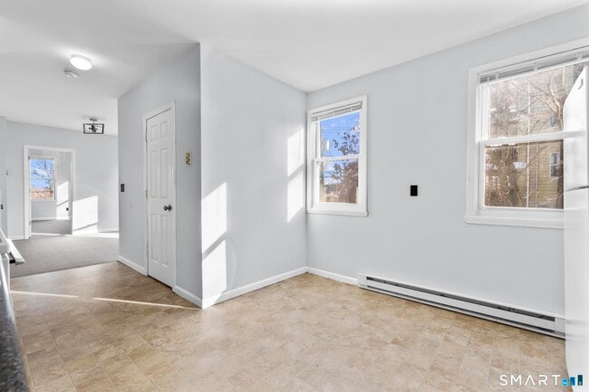 Building Photo - 1380 Bank St