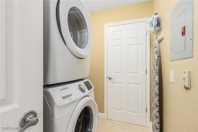 Building Photo - 829 Tanbark Dr