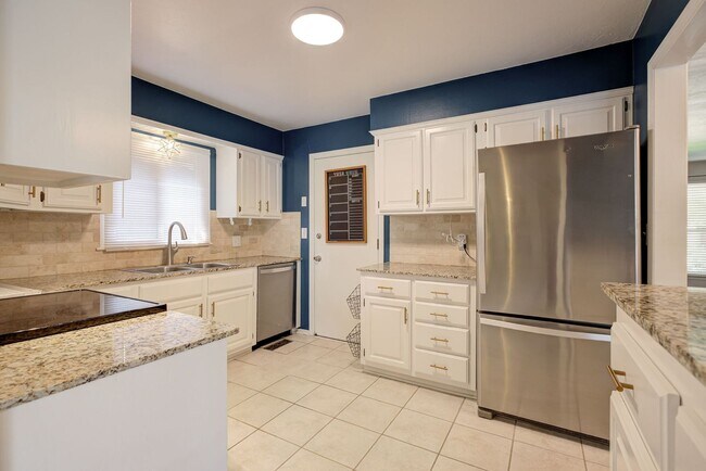 Building Photo - * * * $750 MOVE-IN SPECIAL!!! * * * Charmi...