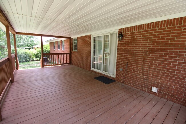 Building Photo - 2413 Hunt Club Rd