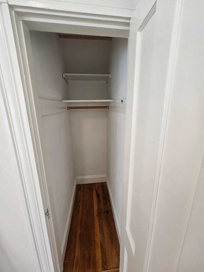 Building Photo - Live in this NEWLY updated 1 bed / 1 bath ...
