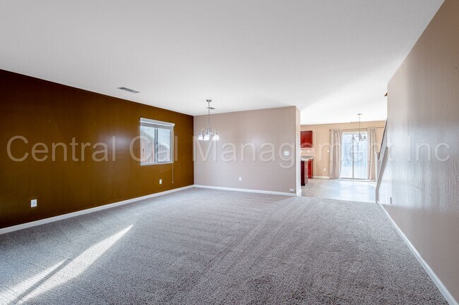 Building Photo - Large 4 Bedroom/2.5 Bath Home with a Large Loft - $2795 Per Month!