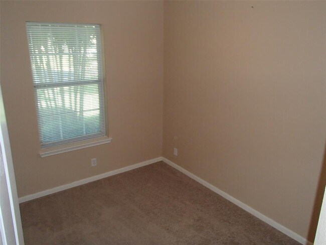 Building Photo - 208 Juniper Dr