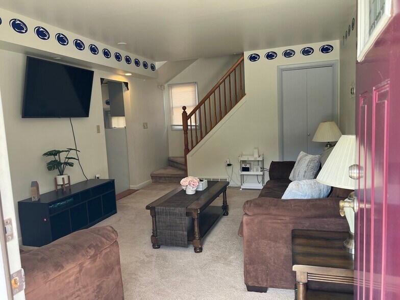 LivingRoom-1d - 101 N 6th Ave