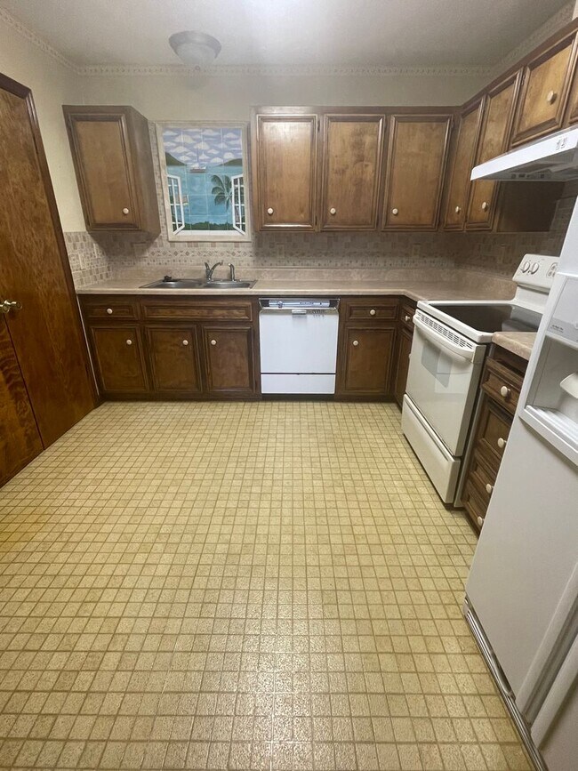 Building Photo - Two Bedroom Townhouse Near the Cajundome!