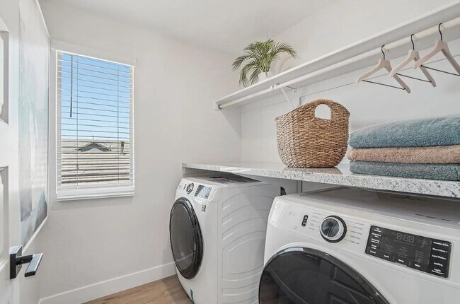 Building Photo - 3411 N Val Vista Dr