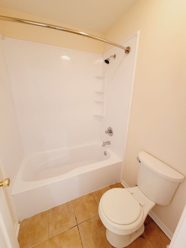 Building Photo - HEATHFIELD HALL- 3BD/2BA Townhome