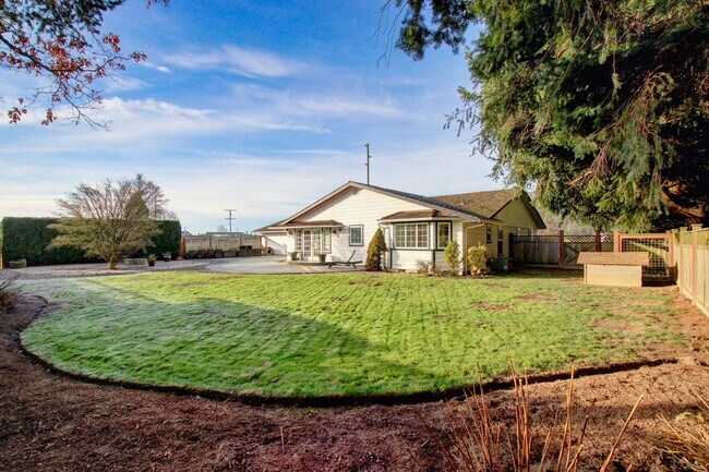 Building Photo - 3 Bedroom, 2 Bathroom House, Available Now!!!