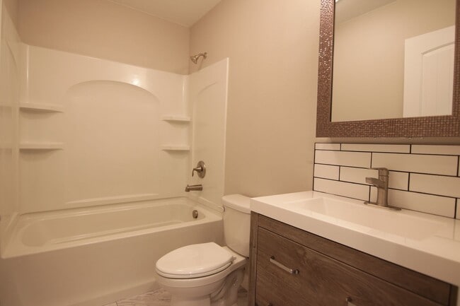 Building Photo - Updated 2 Bed 2 South Hill property 10 min from Medical District hospitals