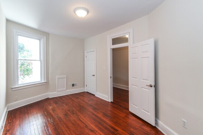 Building Photo - Renovated Columbia Heights 3BD Rowhome wit...