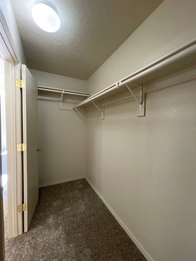 Building Photo - Two story 3 bedroom!