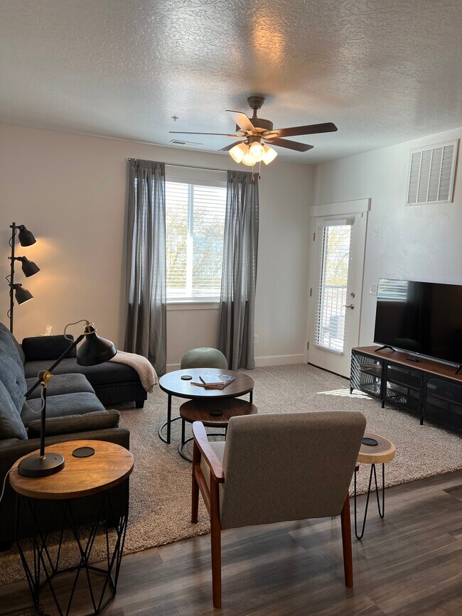 Living room with 55 inch smart TV - 767 N 380 W