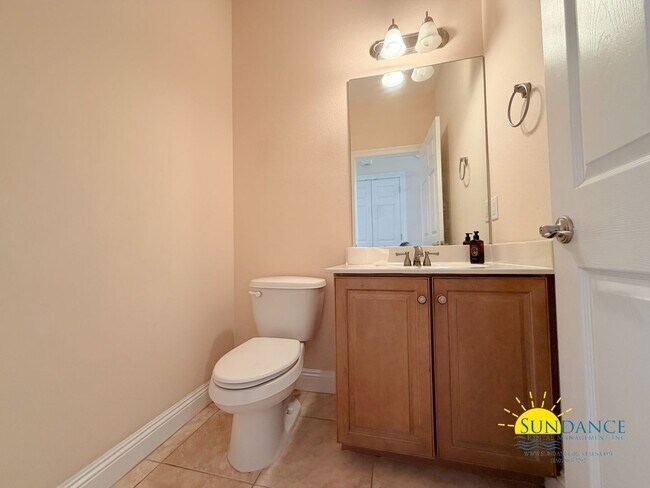 Building Photo - Natural Light Filled end unit 2-Story 3BR Niceville Home!