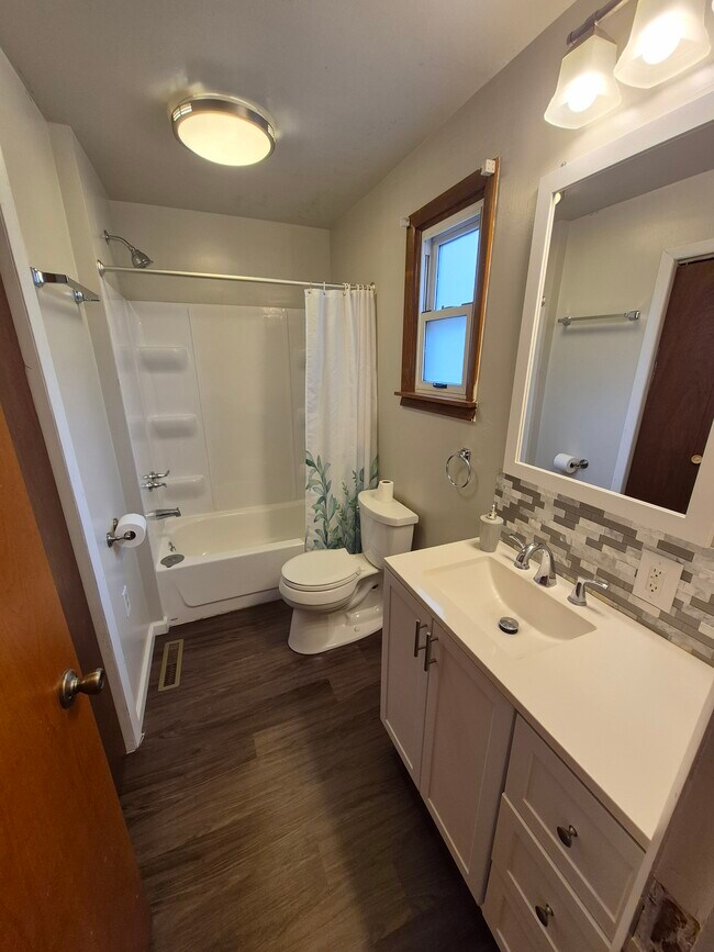 Main Bath - 1729 2nd St