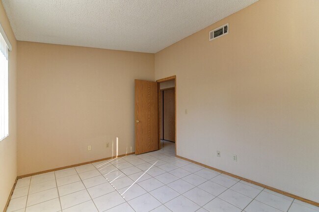 Building Photo - 4651 4 Leaf Clover Dr