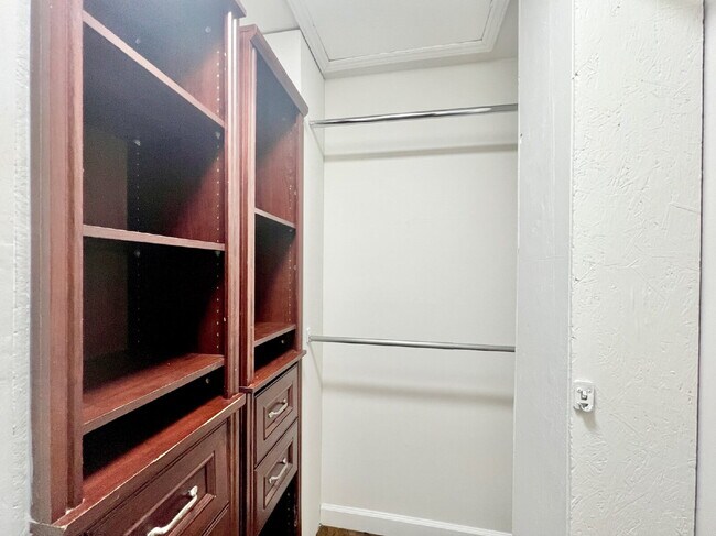 Building Photo - SPACIOUS 4 BEDROOM CLOSE TO MATTHEWS!