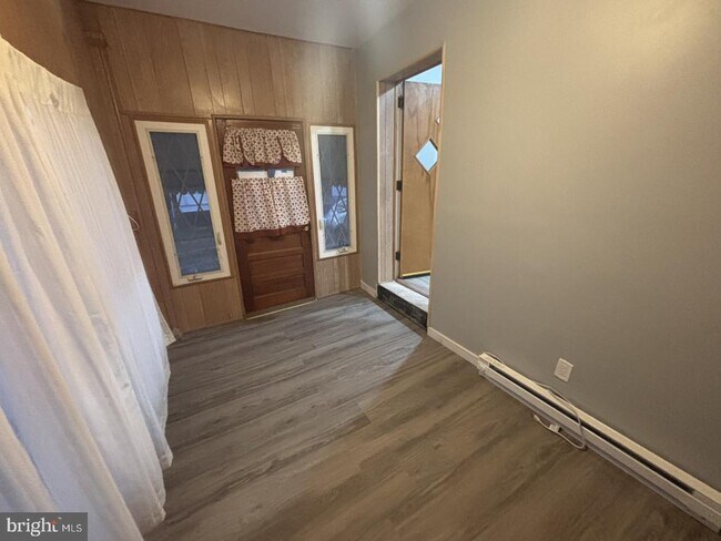 Building Photo - 122 Sharon Ave