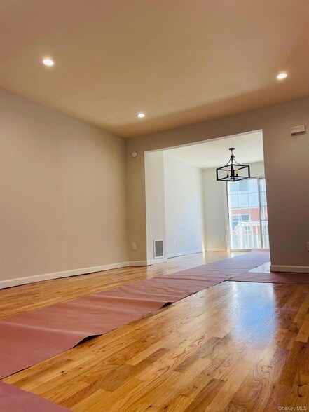 Primary Photo - 16 Oldwood Rd S