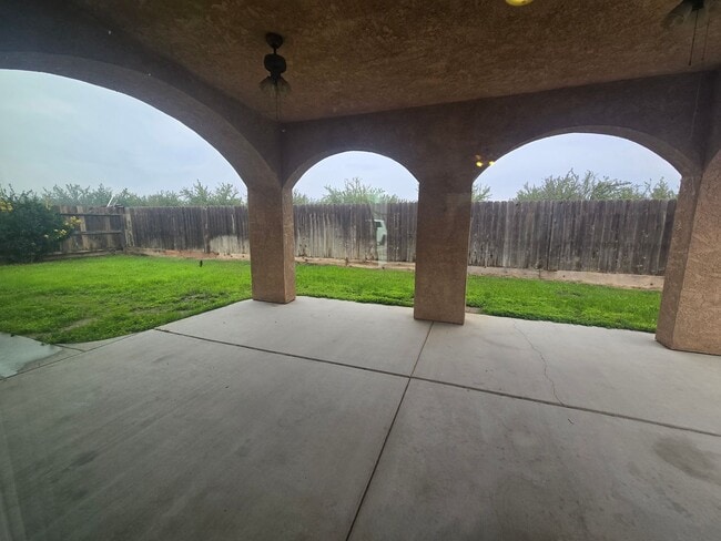 Building Photo - Spacious 2 Story 4 BR 2.5 BA Available Now