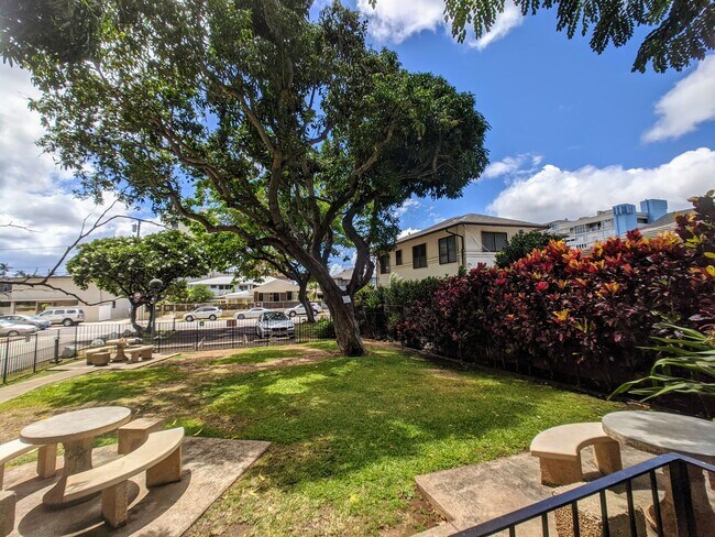 Building Photo - Golf Course, DH View 2 BR / 2 Bath w/2 Assigned Parking @ Fairway House