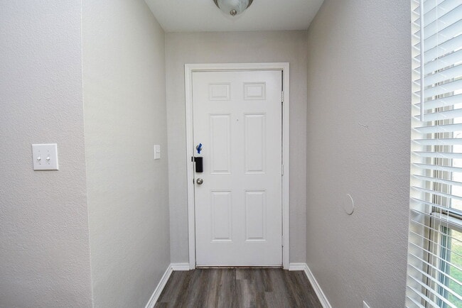 Building Photo - 946 Oak Falls Dr