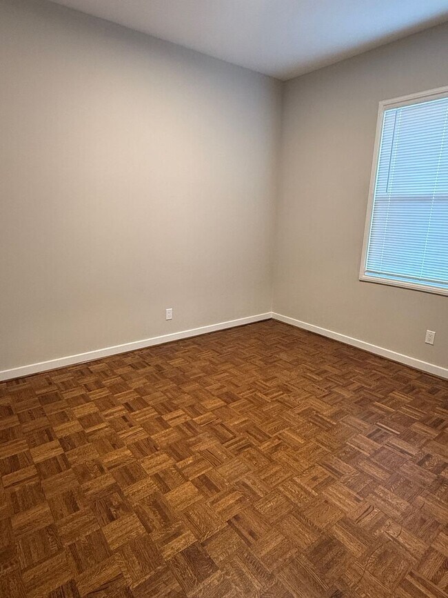 Building Photo - Chestnut Street-1312