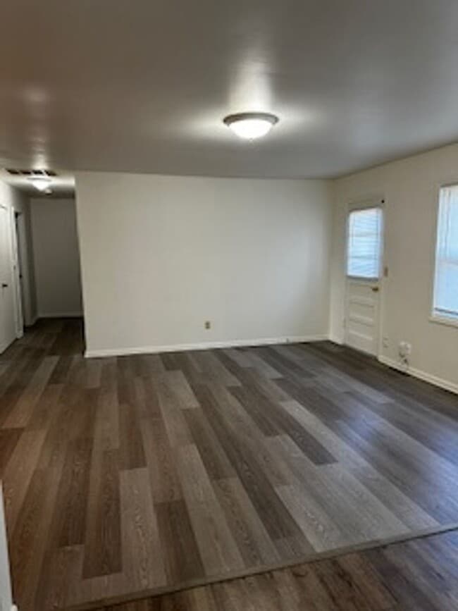 Building Photo - Newly Remodeled Home – Conveniently Located!