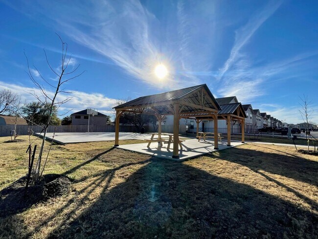 Building Photo - MOVE FAST—GATED TOWNHOME NEAR LACKLAND AFB WITH A PRIVATE YARD!