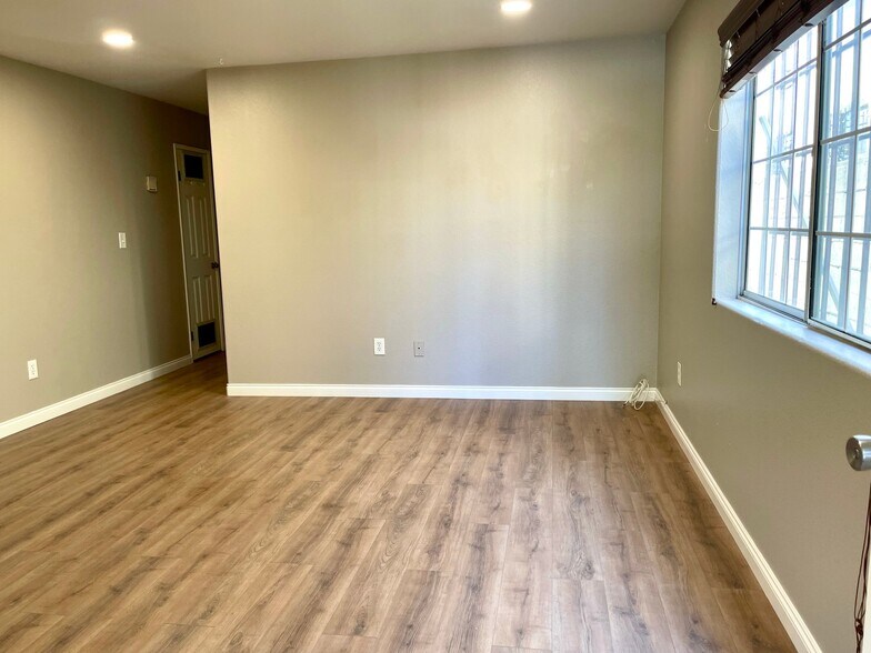 Building Photo - 3035 S Palm Grove Ave