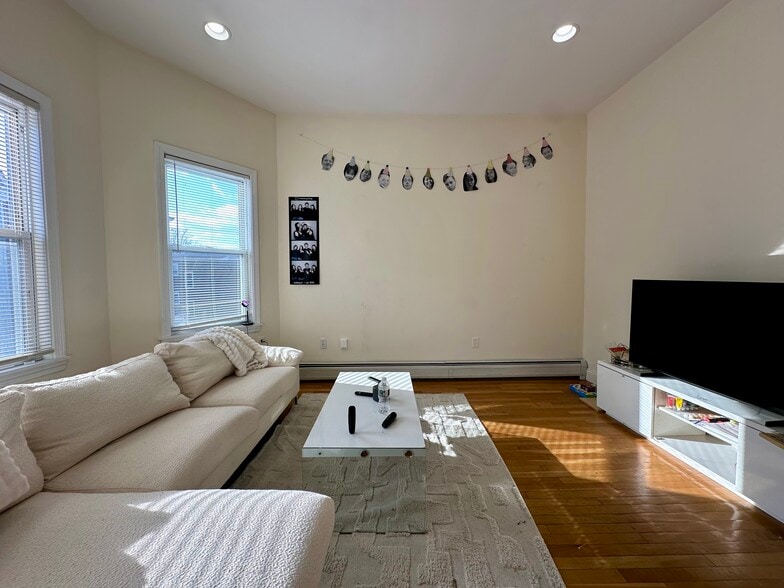 Building Photo - 143 Hillside St