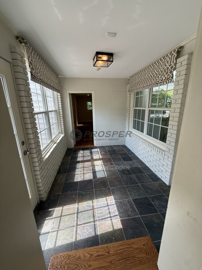 Building Photo - 575 Elizabeth Ln W