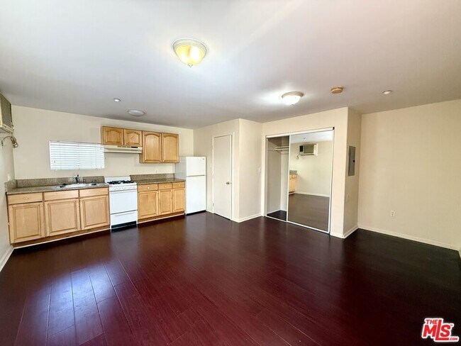 Building Photo - 364 N San Vicente Blvd