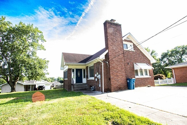 Building Photo - 3 Bedroom Westside House