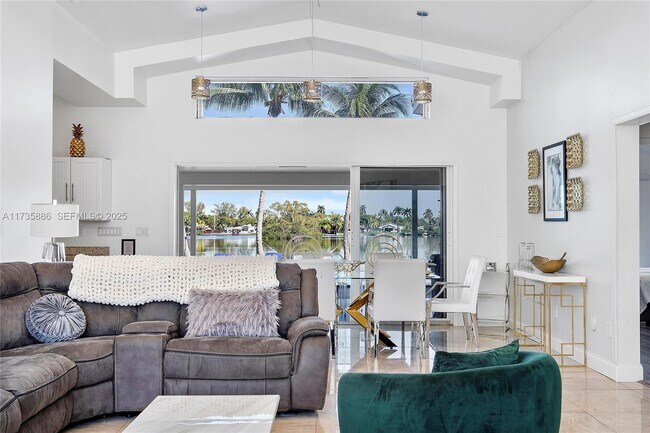 Building Photo - 2541 NE 195th St