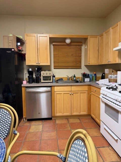 Building Photo - 1624 E 7th St