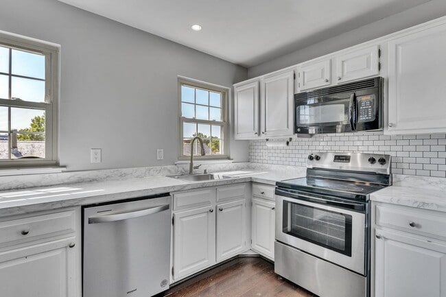 Building Photo - 2 Bedroom with Loft in Old Town North