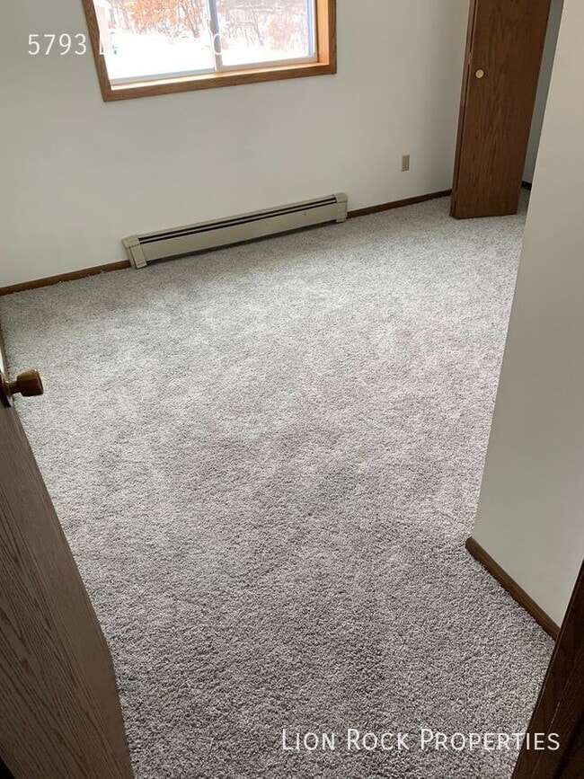 Building Photo - 5793 Laverne Cir N