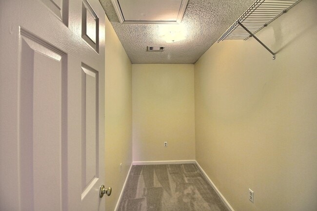 Building Photo - 383 E Valleywood Dr