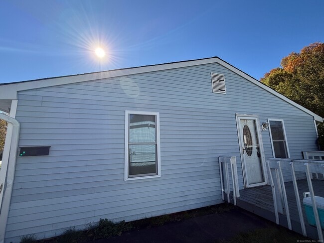 Building Photo - 29 Meeting House Ln