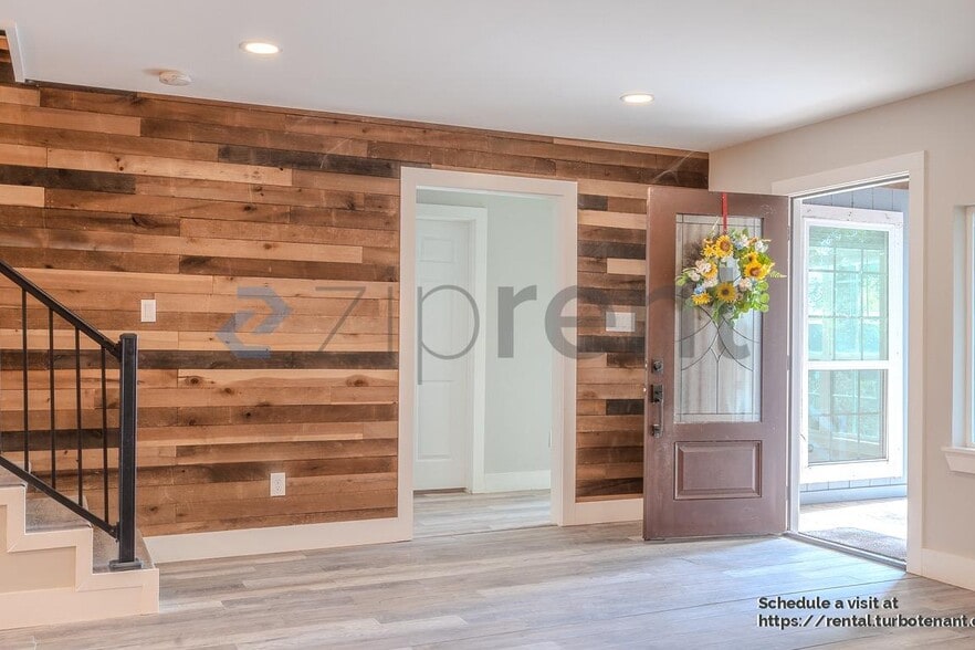 Primary Photo - 722 Riveredge Dr