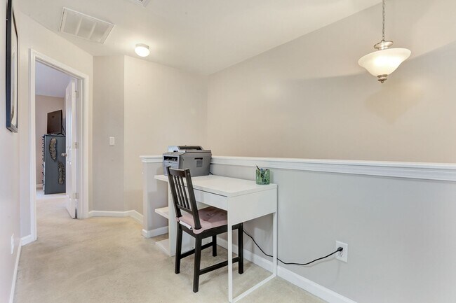 Building Photo - Charming 3 BD - 2.5 BA townhome located so...