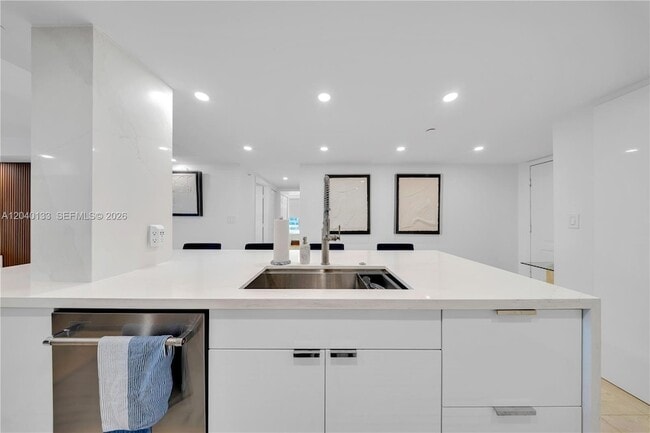 Building Photo - 2101 Brickell Ave