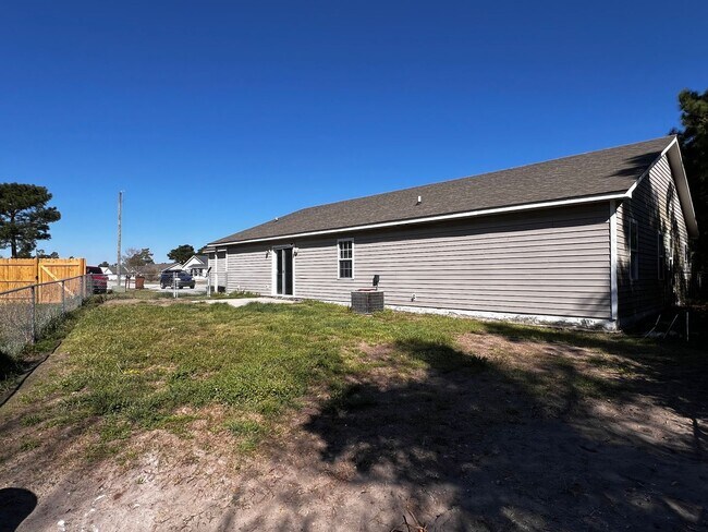 Building Photo - Lovely two bedroom two bath duplex in Hubert. NEW PAINT & NEW FLOORING THROUGHOUT. Just minutes t...