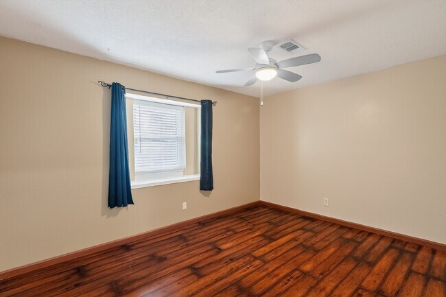 Building Photo - 127 Sagewood Dr